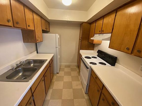 3rd image of 1800 E Stewart St #115