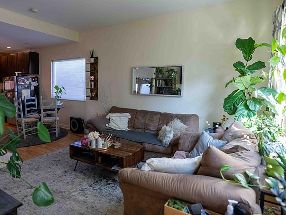 3rd image of 1346 W Fletcher St House 1