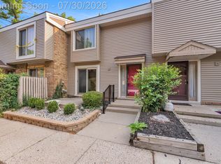 1424 Oakbrook E, Rochester, MI 48307