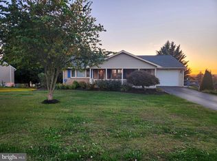 6 Lakeview Dr, Spring Grove, PA 17362