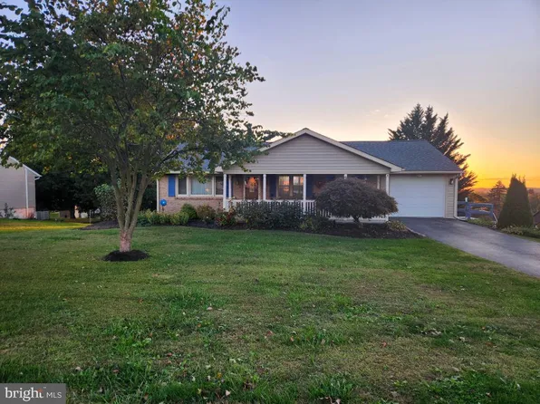 6 Lakeview Dr, Spring Grove, PA 17362