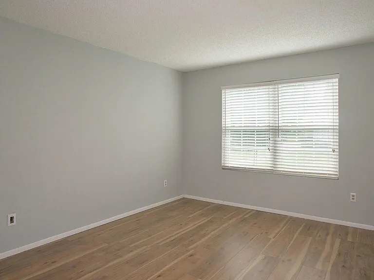 1716 Waters Edge Dr — Photo 13