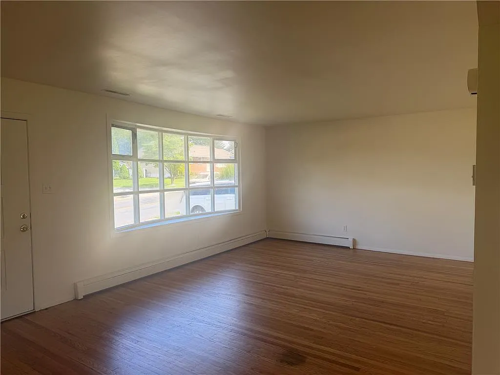 3 bed, 1.0 bath, 1200 sqft, $2,400 — Photo 2
