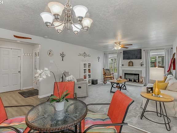 4th image of 2459 NE Hyde St