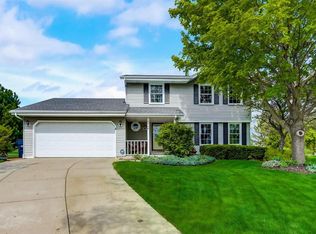 8208 S Parkview Ct, Oak Creek, WI 53154