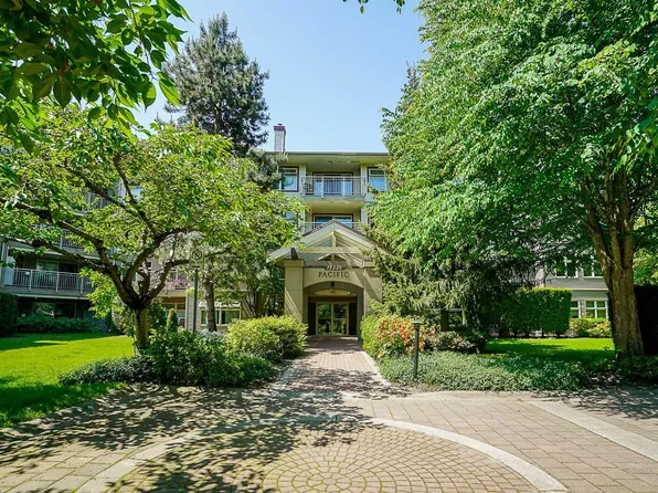 15220 Guildford Dr #401, Surrey, BC V3R 0Y6