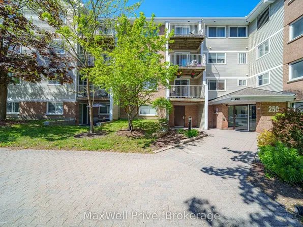 250 Brittany Dr #318, Ottawa, ON K1K 4M1