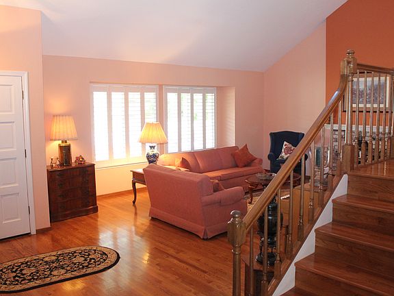 3rd image of 9140 Crest Hill Ct