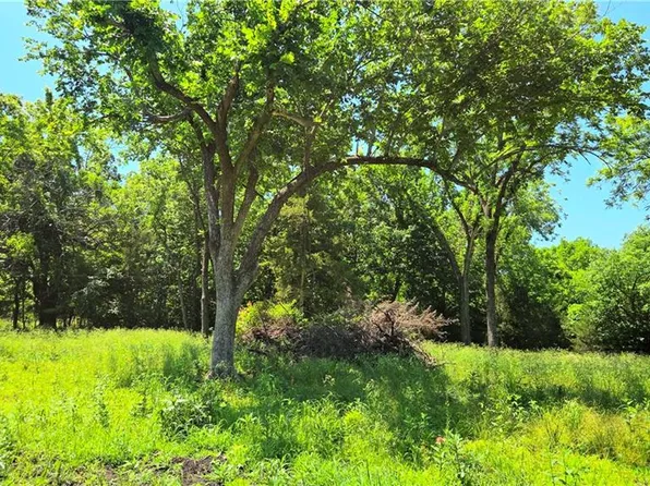 1 Shady Hollow Dr, Linn Valley, KS 66040