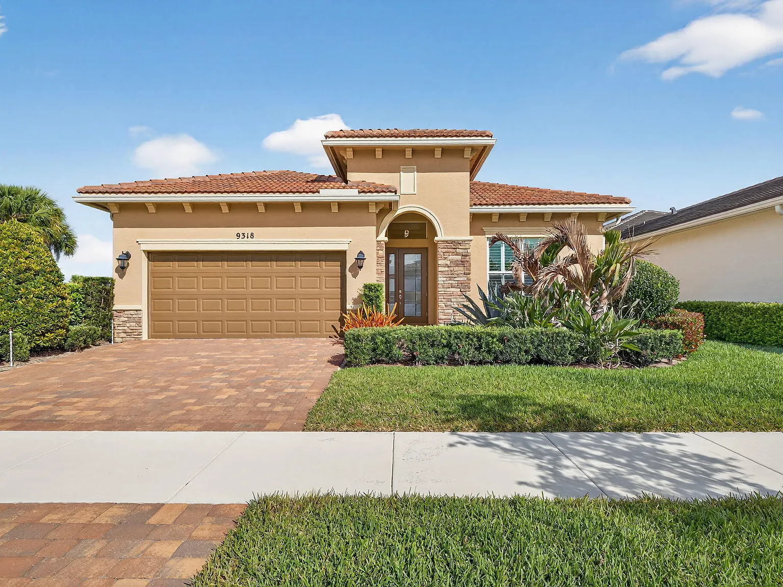 3 bed, 2.0 bath, 1932 sqft, $3,200 — Photo 3