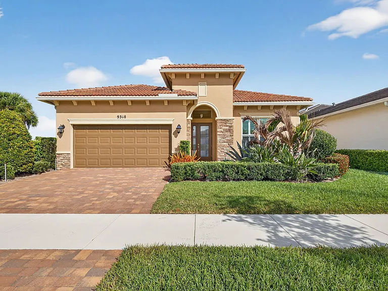 9318 SW Miracoli Way — Photo 3