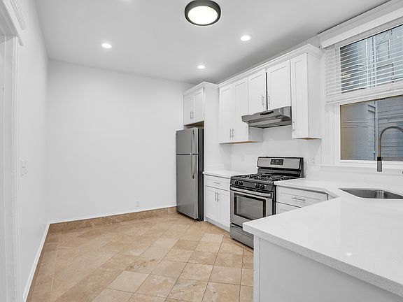 2nd image of 635 Ashbury St #4