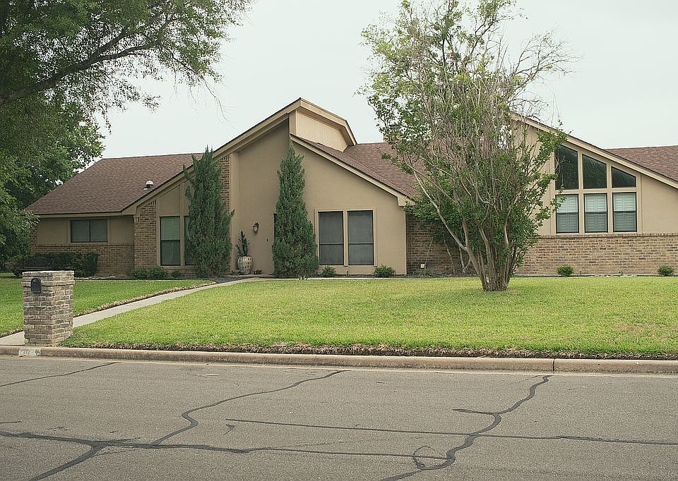 1st image of 319 Bluebonnet Cir