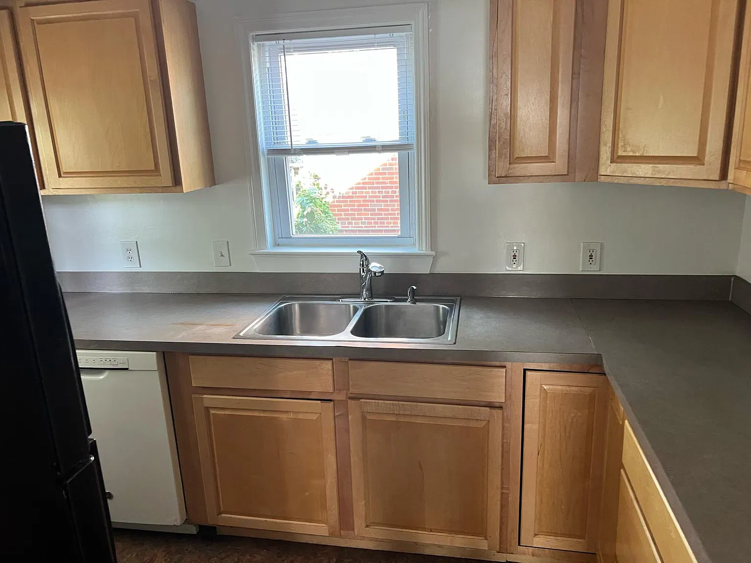 5 bed, 1050 sqft, $4,200 — Photo 2
