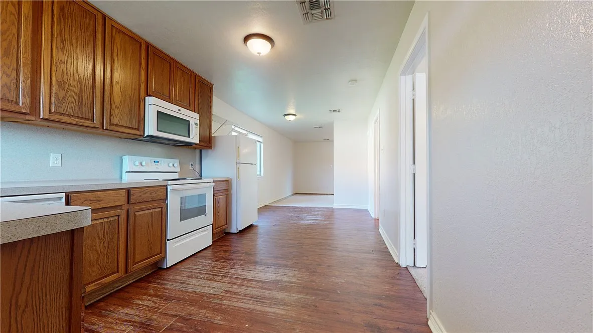 3 bed, 2.0 bath, 1680 sqft, $1,400 — Photo 3