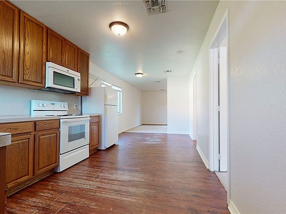 3rd image of 1915 Pine Tree Dr #A