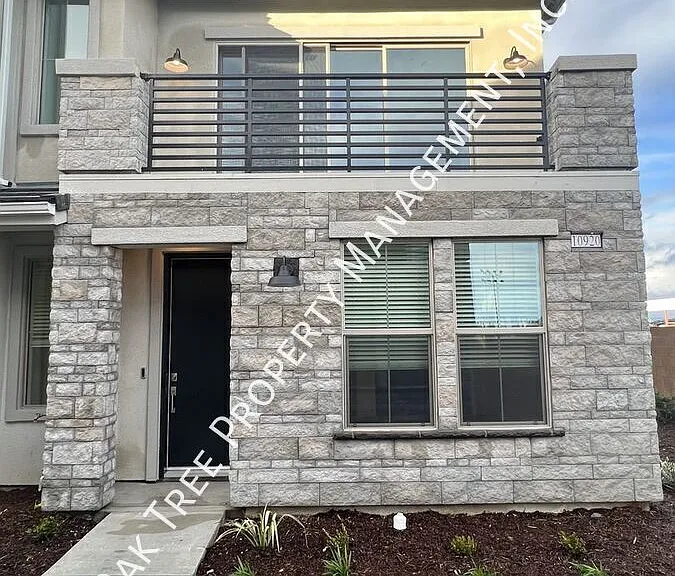 10920 N Honeysuckle Dr — Photo 1