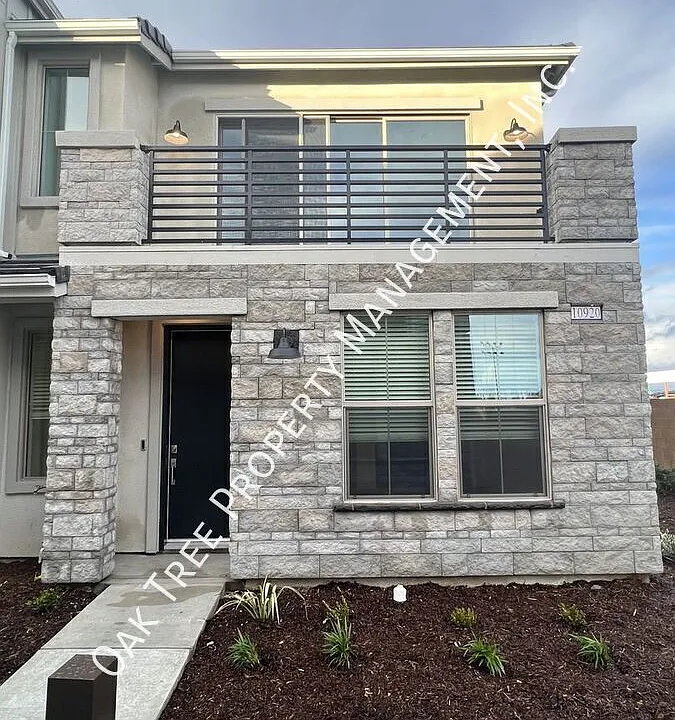 10920 N Honeysuckle Dr