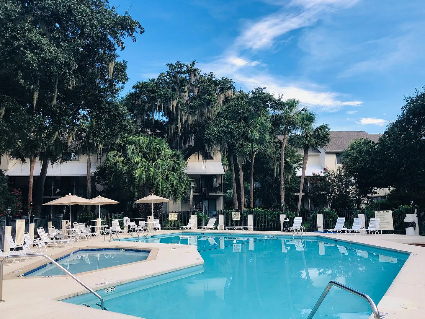 2BR Villa Near Coligny Plaza $500 Off First Month, Available Sept 1 — Photo 4