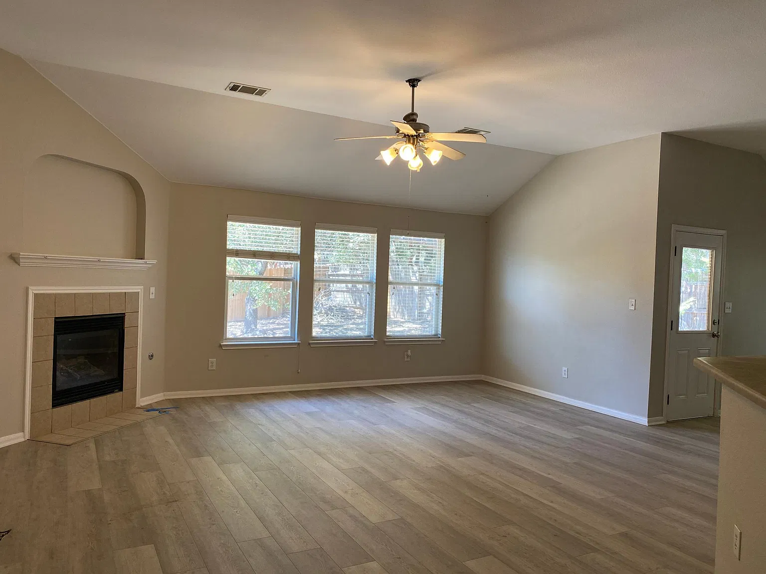 4 bed, 2371 sqft, $2,800 — Photo 3
