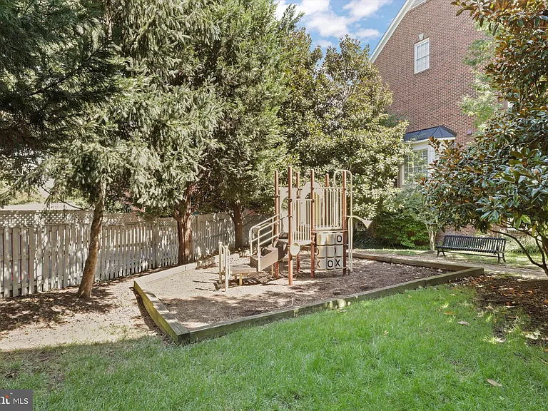301 S Henry St — Photo 9