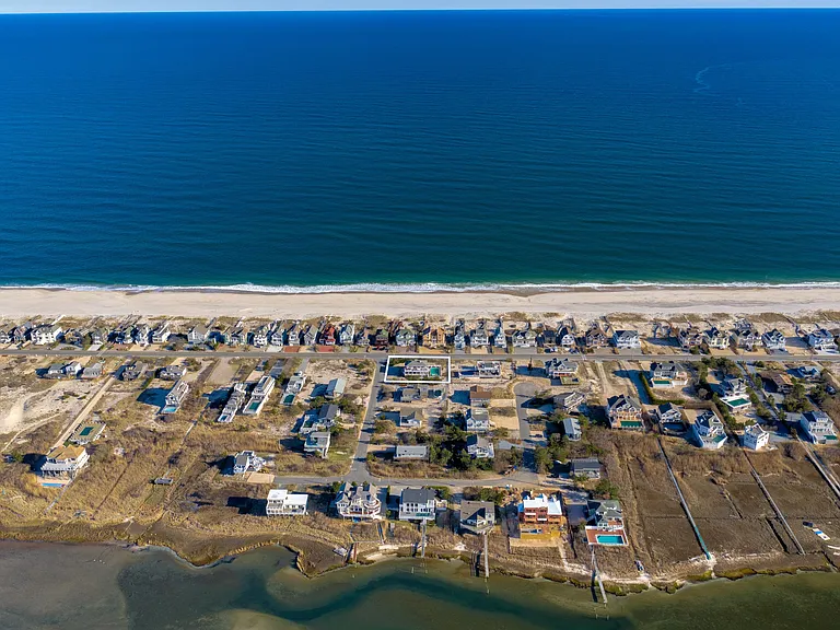 806 Dune Rd — Photo 11
