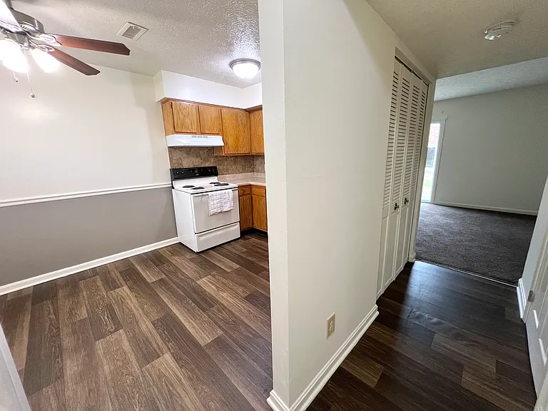 Mayfair Apartments — Photo 27