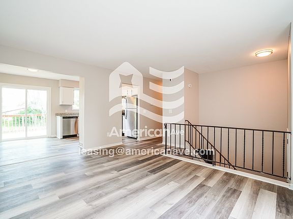 1086225_002_living_room_3.jpg