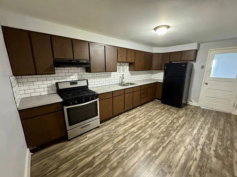 1810 Brownsville Rd — Photo 23