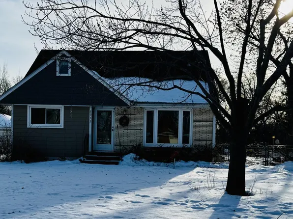 8933 Wally St, Golden Valley, MN 55427