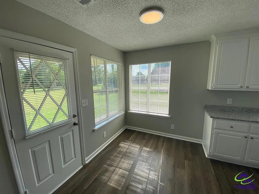 3 bed, 2.0 bath, 1398 sqft, $1,750 — Photo 4