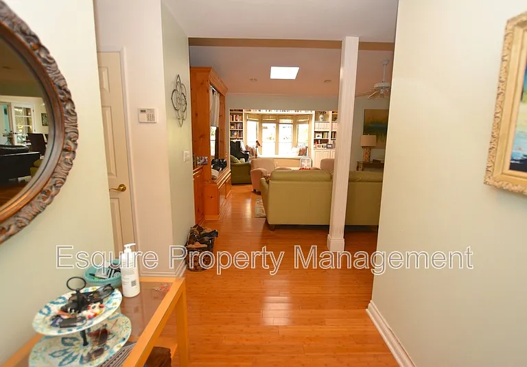 3104 Charlotte St — Photo 2