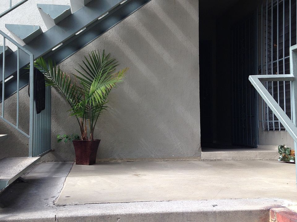 2nd image of 111 N Mariposa Ave APT 01