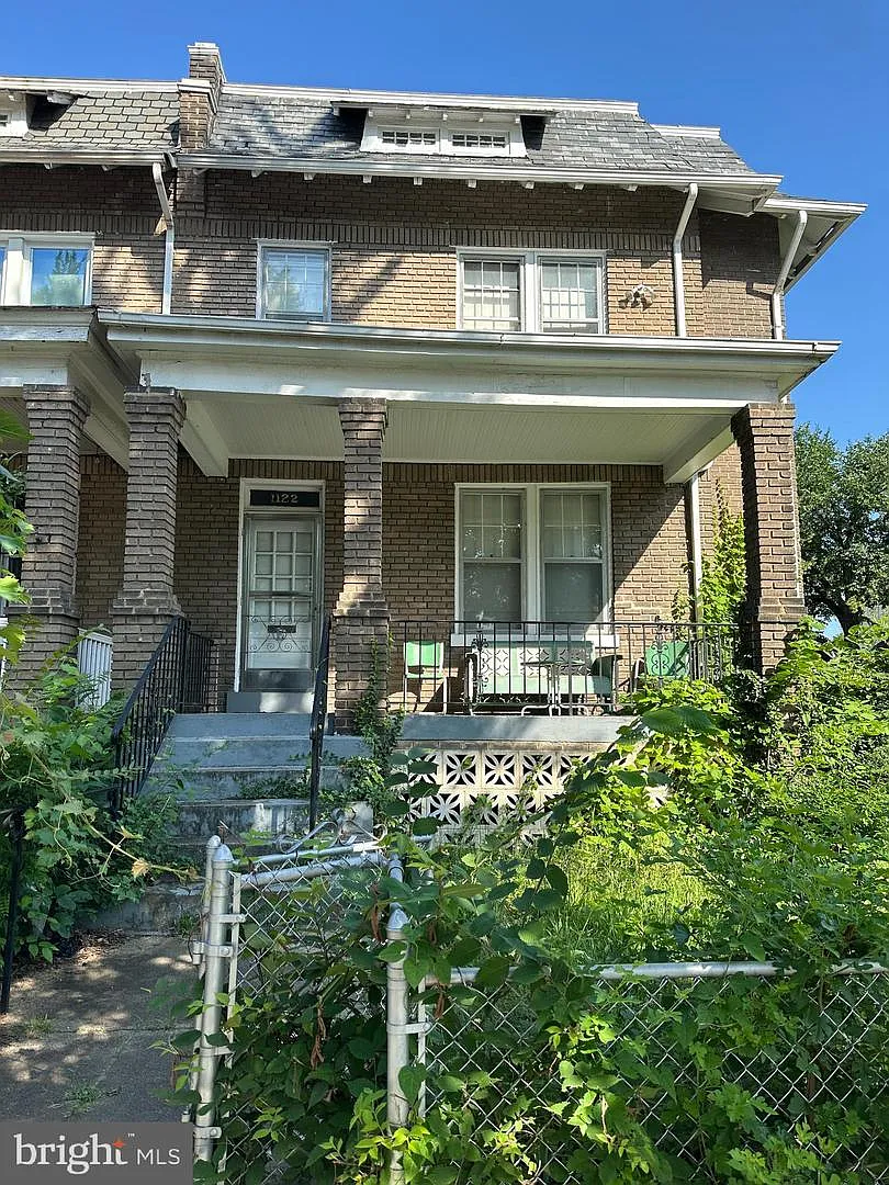 1122 Holbrook St NE photo 1