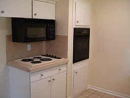 4th image of 5918 Densmore Dr
