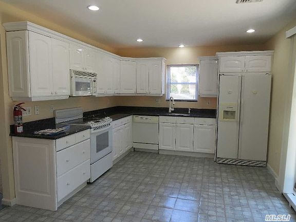 5th image of 32 Alcolade Dr E