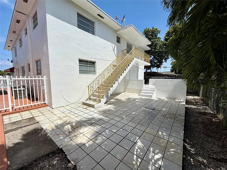 913 NW 22nd Pl #0 — Photo 16