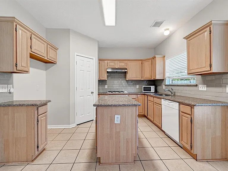 4539 Springfield Lakes St — Photo 10