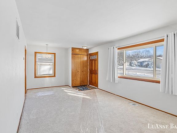4th image of 1703 Fuller Ave NE