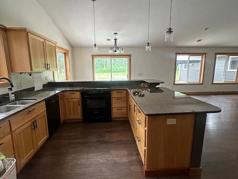 687 W Hazel Ave — Photo 3
