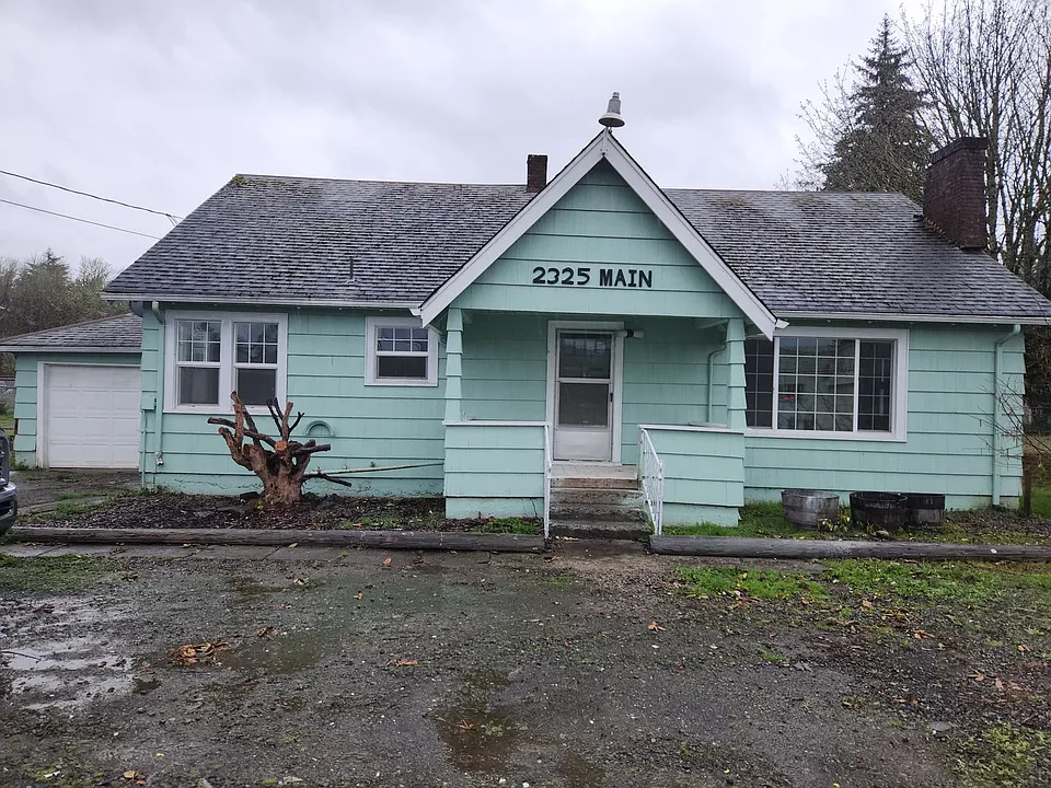 2325 Main St