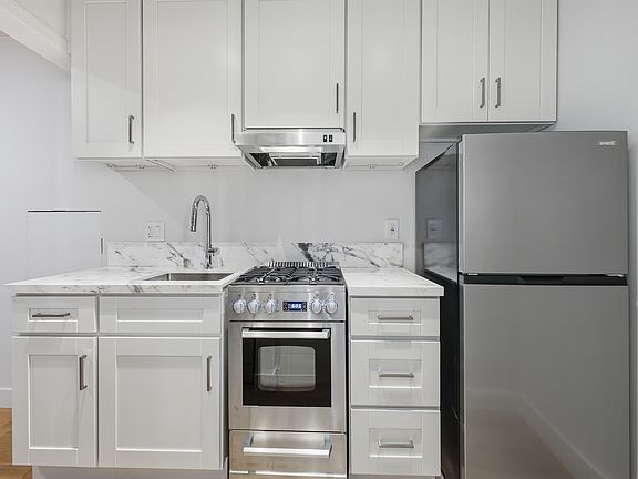 2nd image of 850 S Westmoreland Ave #852
