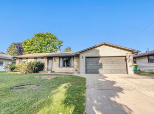 1100 S Beaver Dam Dr, Green Bay, WI 54304
