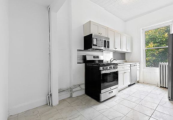3rd image of 317 Bainbridge St #2