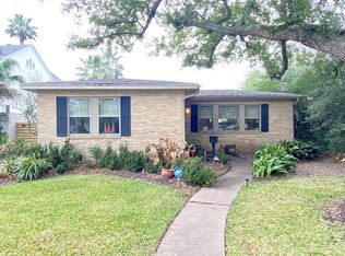45 Cedar Lawn Cir, Galveston, TX 77551
