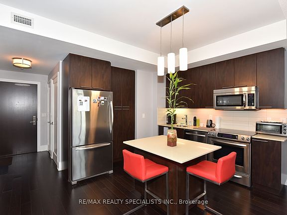 5th image of 70 Roehampton Ave #712