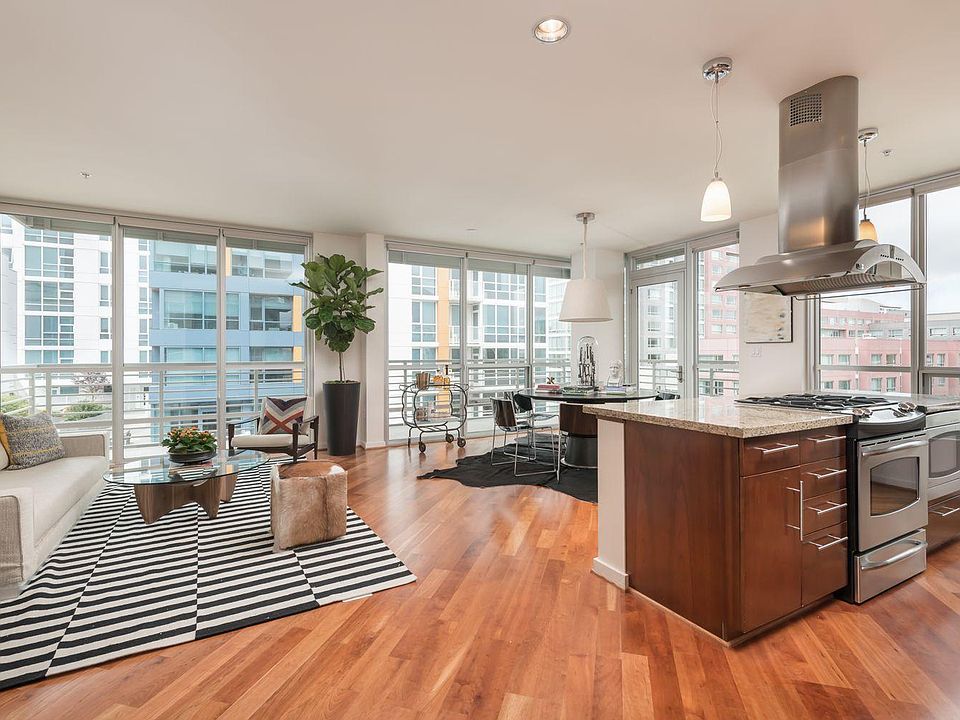 1st image of 325 Berry St APT 520