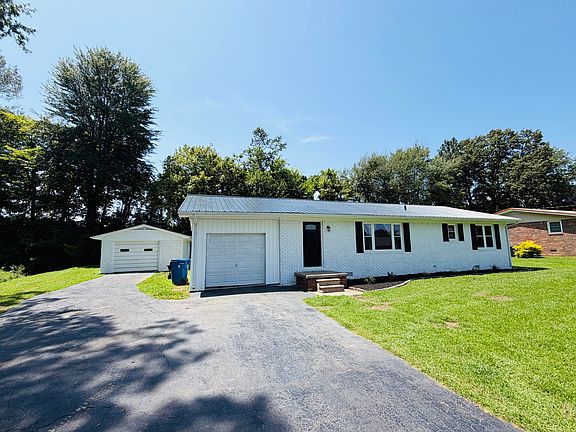 2nd image of 1712 Sycamore Dr