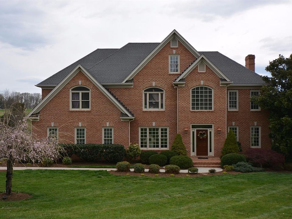 1st image of 133 Woodmont Ln