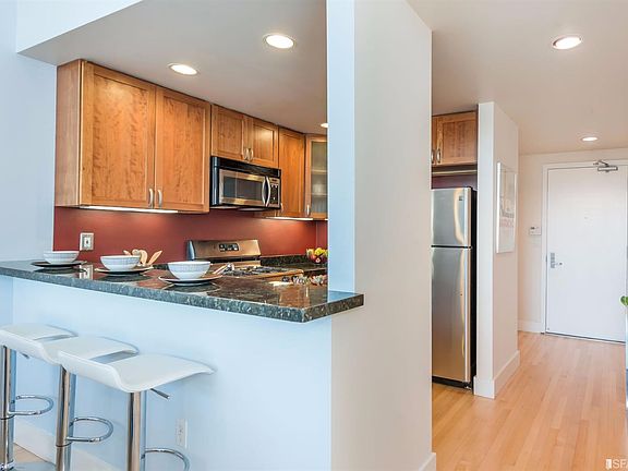 5th image of 588 S Van Ness Ave APT 2